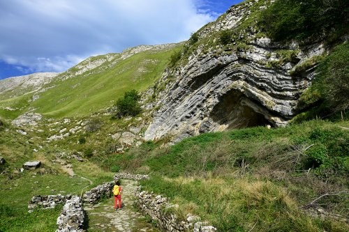 Grotte d'Harpéa (Pyrénées-Atlantiques) - Vue de la grotte avec randonneur sur une draye (avec ciel) (HY-25-0094)