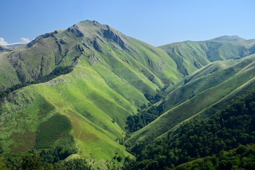 Grotte d'Harpéa (Pyrénées-Atlantiques) - Montagne au dessus du village d'Esterançuby(HY-25-0075)