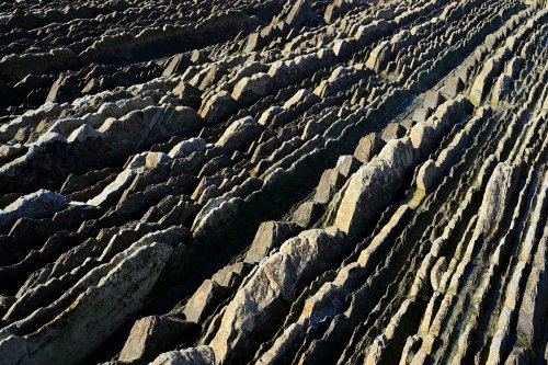 Flysch de Zumaia (Espagne) - Détail du flysch sur la plage d'Itzurun (cadrage serré)(HY-25-0191)