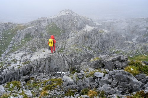 Arres d'Anie (Pierre Saint-Martin, Pyrénées Atlantiques) - Randonneur dans le brouillard au milieu des lapiaz (MO-25-0019.jpg)