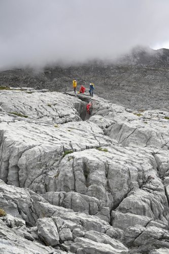 Arres d'Anie (Pierre Saint-Martin, Pyrénées Atlantiques) - Groupe de spéléos équipant un gouffre (vue lointaine)(MO-25-0063)