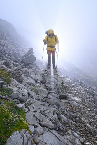 Arres d'Anie (Pierre Saint-Martin, Pyrénées Atlantiques) - Progression dans le brouillard sur le sentier menant au Soum Couy (un randonneur de face)(MO-25-0002)