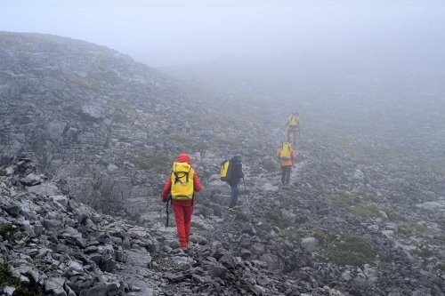 Arres d'Anie (Pierre Saint-Martin, Pyrénées Atlantiques) - Progression dans le brouillard sur le sentier menant au Soum Couy (quatre randonneurs de dos)(MO-25-0008)