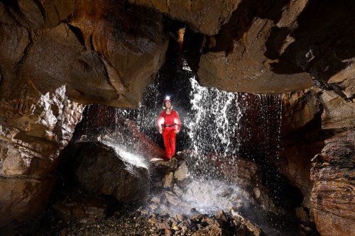 Caverna de Venado (Alajuela, Costa Rica) - Personnage derrière une cascade(SP-25-2580)