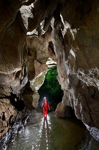Caverna de Venado (Alajuela, Costa Rica) - Galerie d'entrée avec personnage dans la rivière(SP-25-2568)