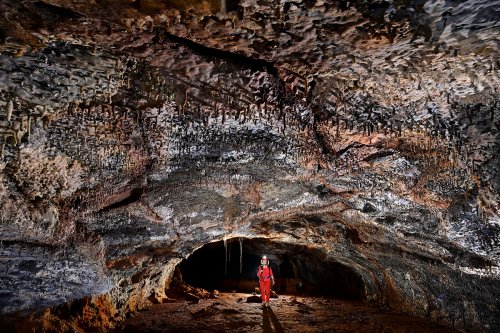 Tunel del Alba (Santa Cruz, Galapagos, Equateur) - Galerie  au plafond coloré couvert de petites stalactites(SP-26-0136)