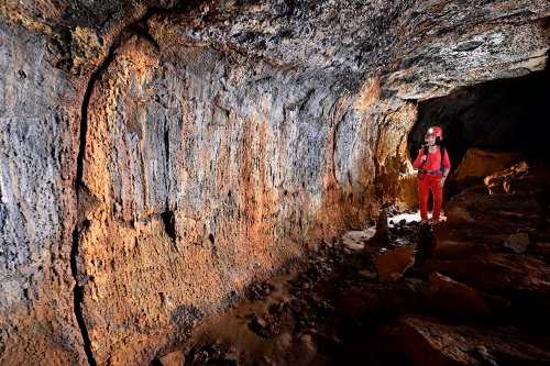 Tunel del Alba (Santa Cruz, Galapagos, Equateur) - Paroi de basalte colorée par l'oxydation(SP-26-0127)
