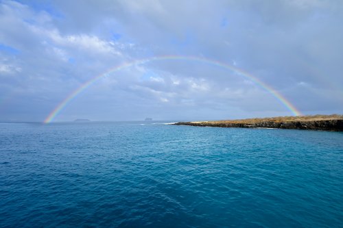 North Seymour Island (Santa Cruz, Galapagos, Equateur) - Arc en ciel au dessus de l'île North Seymour(VO-26-0332)