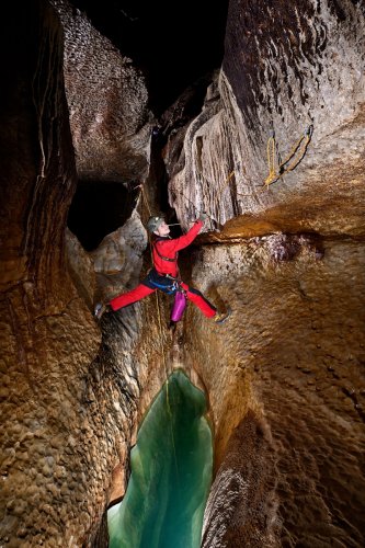 Event de Peyrejal (Ardèche) - Spéléo sur corde dans un passage de vire au dessus d'un gour (horizontale)(SP-25-2399)