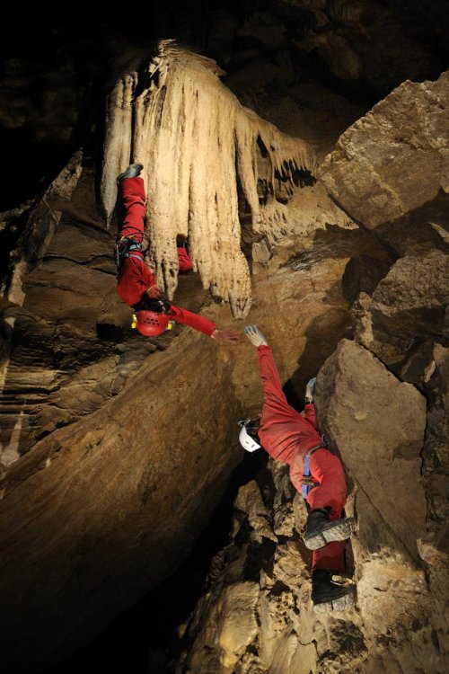 Grotte de Gournier (Isère) - Escalade improbable.(sp-08-0873)