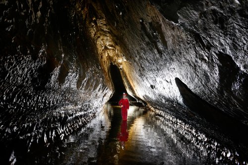 Bysci Scala Cave - Galerie gothique (formée sur une fracture inclinée et sur un joint de stratification) et spéléo dans la rivière(SP-13-0807)