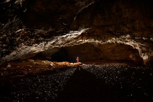 Zelska Jama(Rakov Skocjan). Grande galerie avec personnage au centre(SP-13-0988.jpg)