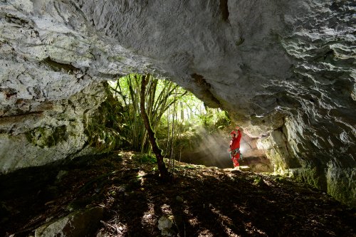 Martinska Jama - Entrée avec spéléo dans un rayon de soleil(SP-13-1002)
