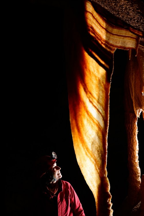 Martinska Jama - Draperie verticale et spéléo (SP-13-1033)