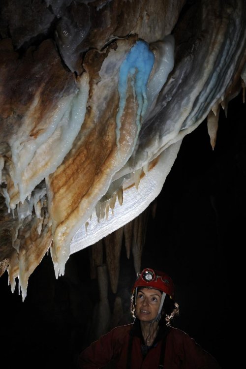 Grotte des Ecossaises (Hérault) - Draperie avec dépôts d'aragonite bleue(SPE 09-0039)