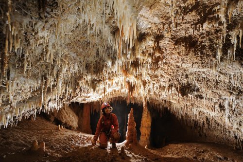 Grotte des Ecossaises (Hérault) - Spéléo dans galerie basse concrétionnée(SPE 09-0741)