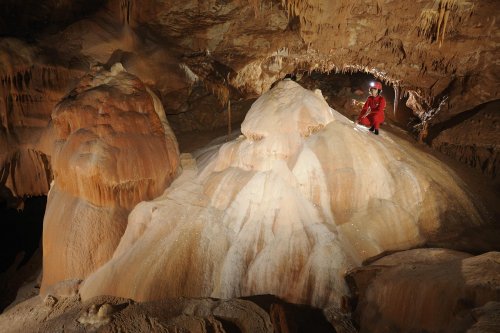 La grotte des Ecossaises dans l'Hérault offre une grande variété de paysages souterrains