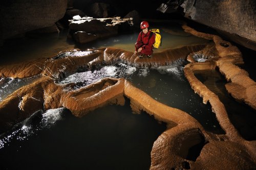 Les gours sont des petits barrages cristallins de calcite se développant par ruissellement et donnant naissance à des bassins superposés. Leurs dimensions varient de quelques millimètres à plusieurs dizaines de mètres