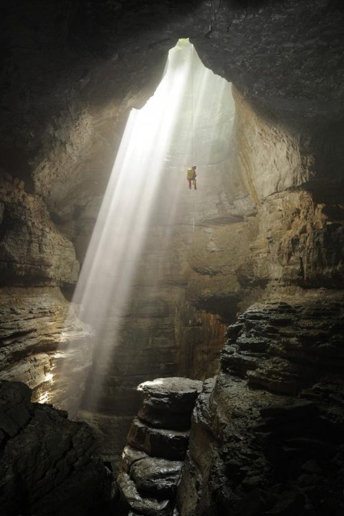 Stephen's Gap (Alabama)- Descente du puits d'entrée de 60 m avec rayon de soleil(SPE 09-0627)
