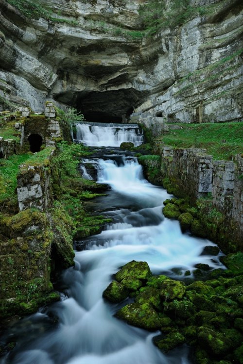 Source de la Loue (Ouhans, Doubs). Cette magnifique source karstique est en fait une résurgence du Doubs (la relation hydraulique a été démontrée par un traçage à la fluorescéine réalisé par 
Edouard-Alfred Martel et Eugène Fournier). Le site a été aménagé pour le tourisme.(HY-11-0080)