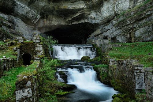 Source de la Loue (Ouhans, Doubs). Cette magnifique source karstique est en fait une résurgence du Doubs (la relation hydraulique a été démontrée par un traçage à la fluorescéine réalisé par 
Edouard-Alfred Martel et Eugène Fournier). Le site a été aménagé pour le tourisme.
(HY-11-0087)