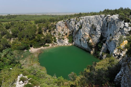 Gouffre de l'OEil Doux (Saint-Pierre-la-Mer, Aude). Il s'agit d'un regard naturel sur la zone noyée de l’aquifère karstique développé
dans le calcaire de la Montagne de la Clape. Son ouverture fait environ 100 m de diamètre et ses parois abruptes surplombent un
lac d'eau saumâtre.(HY-12-0028)