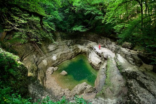 Puits de la Brême (Doubs) : photo du puits à l'étiage en absence d'alimentation par la rivière. Le gouffre ne constitue alors qu'un simple regard sur la zone noyée du karst. (HY-21-0081)