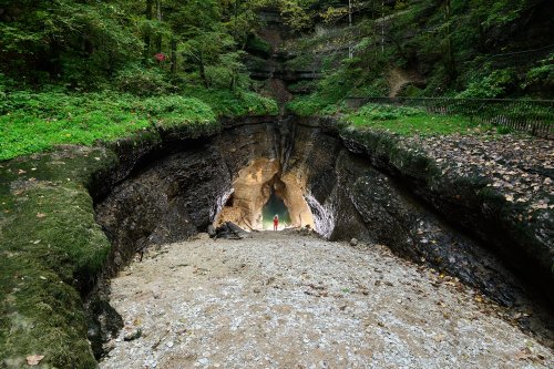 Source de l'Ain en basses eaux lorsqu'elle n'est pas émissive (HY-21-0099)