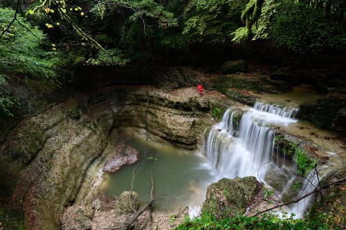 Puits de la Brême (Doubs) : ce gouffre peut-être émissif ou absorbant en fonction du régime hydraulique de lad rivière Brême et de la charge hydraulique de la zone noyée du karst. C'est ce qu'on appelle un "inversac". Cette photo a été prise lorsqu'il est alimenté par la rivière Brême.   (HY-21-0131)