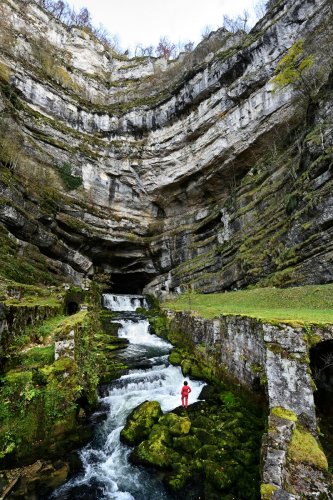 Source de la Loue (Doubs) - Vue d'ensemble avec les falaises (HY-21-0180)