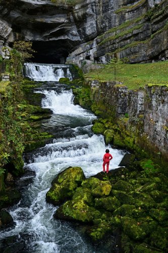 Source de la Loue (Doubs) - Cadrage serré avec la rivière (personnage en premier plan)(HY-21-0181)