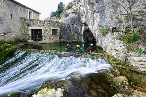 Source vauclusienne du goul de la tannerie (vallon de Tourne, Bour Saint-Andéol, Ardèche) - Vue d'ensemble avec plongeurs(HY-23-0004)