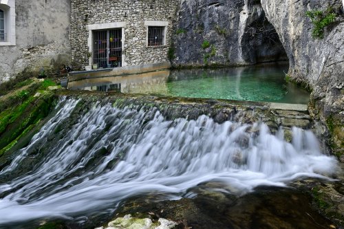 Source vauclusienne du goul de la tannerie (vallon de Tourne, Bour Saint-Andéol, Ardèche) - Vue sans ciel(HY-23-0013)