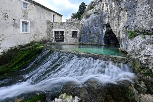 Source vauclusienne du goul de la tannerie (vallon de Tourne, Bour Saint-Andéol, Ardèche) - Vue d'ensemble(HY-23-0015)