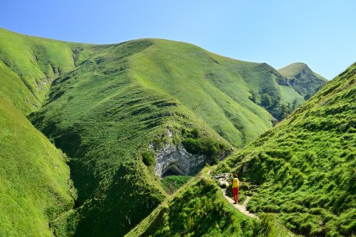 Grotte d'Harpéa (Pyrénées-Atlantiques) - Randonneur sue le sentier menant à la grotte visible en arrière plan(HY-25-0080)