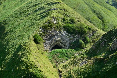Grotte d'Harpéa (Pyrénées-Atlantiques) - Vue lointaine de la grotte (sans ciel) (HY-25-0088)