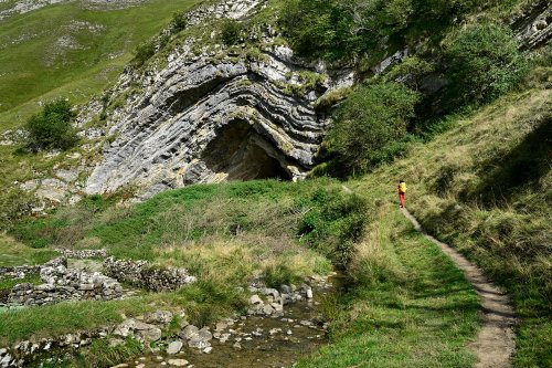 Grotte d'Harpéa (Pyrénées-Atlantiques) - Randonneur sur le sentier d'accès à la grotte (sans ciel) (HY-25-0100)