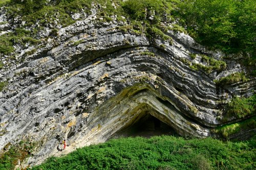 Grotte d'Harpéa (Pyrénées-Atlantiques) - Vue de face de la grotte (avec personnage)(HY-25-0107)