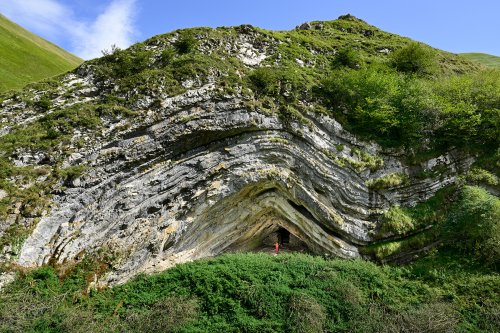 Grotte d'Harpéa (Pyrénées-Atlantiques) - Vue de face de la grotte avec ciel et personnage à l'intérieur(HY-25-0114)