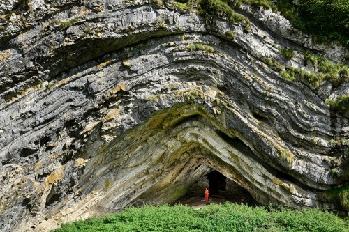 Grotte d'Harpéa (Pyrénées-Atlantiques) - Vue de face de la grotte avec personnage à l'intérieur (sans ciel)(HY-25-0116)