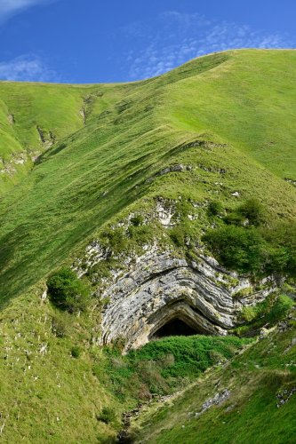 Grotte d'Harpéa (Pyrénées-Atlantiques) - Vue de la grotte et la montagne qui la surmonte (avec ciel) (HY-25-0130)