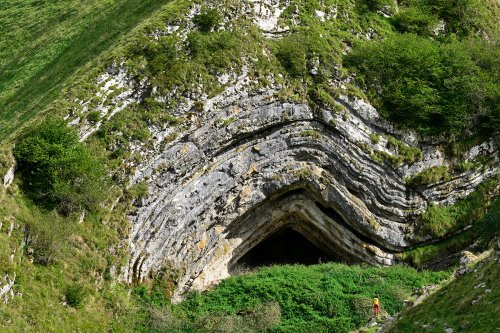 Grotte d'Harpéa (Pyrénées-Atlantiques) - Vue de face de la grotte (sans personnage) (HY-25-0133)