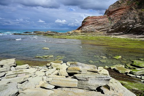 Flysch de Zumaia (Espagne) - Crique avec flysch beige en premier et falaises rouges en arrière plan(HY-25-0166)