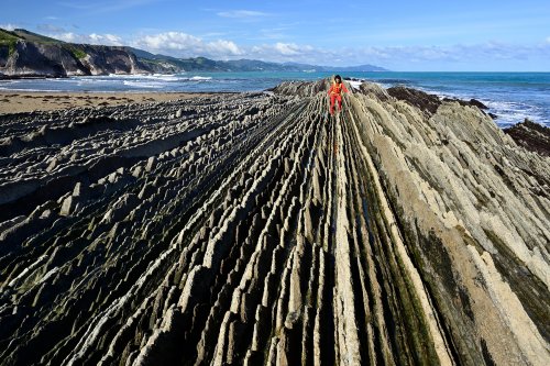 Flysch de Zumaia (Espagne) - flysch sur la plage d'Itzurun : vue vers la mer (avec personnage de face)(HY-25-0178)