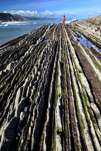 Flysch de Zumaia (Espagne) - flysch sur la plage d'Itzurun : vue vers la mer (avec personnage de face)(HY-25-0189)