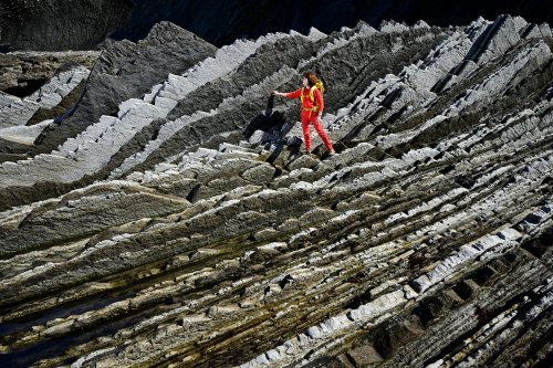 Flysch de Zumaia (Espagne) - Vue du flysch sur la plage d'Itzurun avec alternance de strates blanches et grises (sans ciel et avec personnage)(HY-25-0208)
