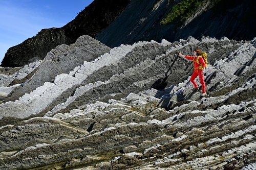 Photos réalisées dans le Béarn et le Pays basque avec trois sites géologiques remarquables :- le karst des Arres d'Anie à la Pierre Saint-Martin avec ses lapiaz dans un paysage purement minéral.- la grotte d'Harpéa sur la commune d'Estérençuby à la frontière espagnole. C'est en fait un simple abri sous roche mais sa particularité est de s'être développée au creux d'un anticlinal avec les couches bien apparentes,- les flyshs de Zumaïa en Espagne avec des couches verticales alternant grès et marnes,