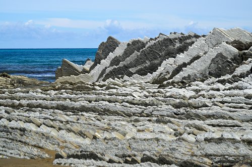 Flysch de Zumaia (Espagne) - Vue du flysch sur la plage d'Itzurun avec alternance de strates blanches et grises (sans ciel et sans personnage)(HY-25-0219)