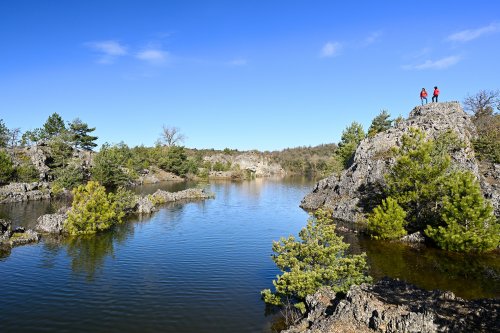 Lac temporaire des Rives (Larzac, Aveyron) - Partie sud-est du lac (deux personnages perchés sur rocher)(HY-26-0022)