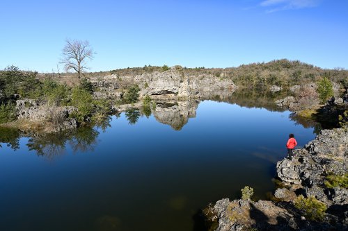 Lac temporaire des Rives (Larzac, Aveyron) - Partie sud-est du lac (personnage perché en premier plan - vue d'ensemble).(HY-26-0029)